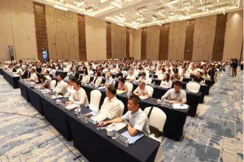 九游娱乐：东鹏控股副董事长何颖获评佛山市企业发展2024年度人物(图2)