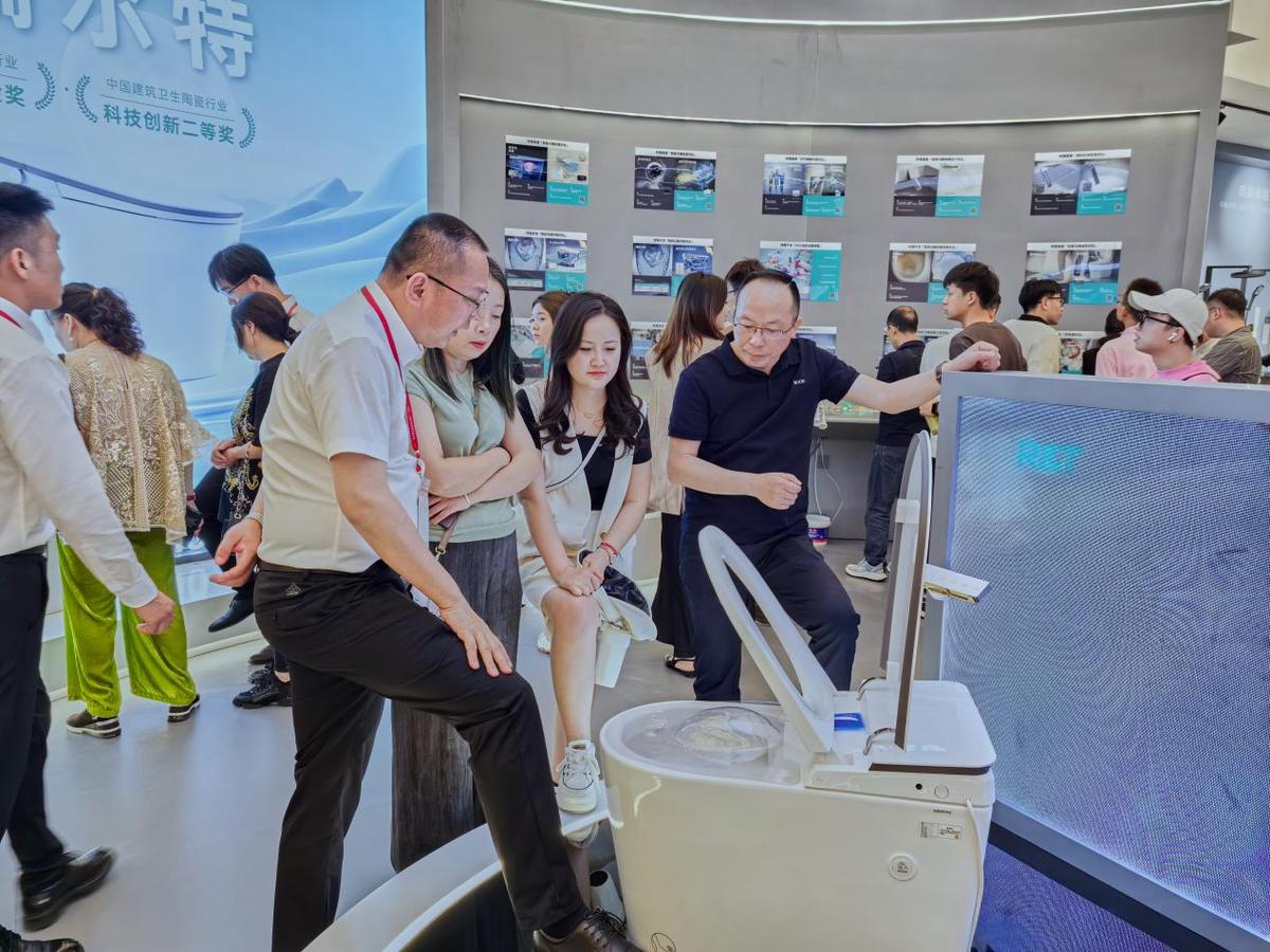 智能卫浴世界共享！瑞尔特2024上海KBC厨卫展实力圈粉(图6)