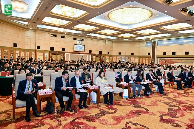 喜讯丨鹰卫浴荣获国家级行业协会颁发“以旧换新”行动先锋等多项行业年终大奖！(图1)