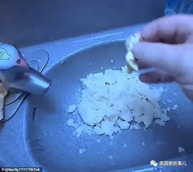 网红在飞机厕所里做菜自制加热器、洗手池当锅… 网友：yue了！(图6)