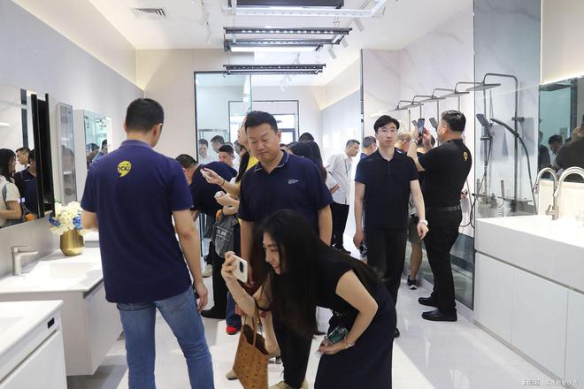 从单品冠军到生态构建：康宝发布10款智能浴室柜定义“健康家”(图2)