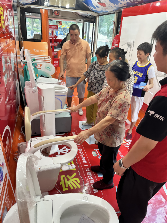 瑞尔特联合京东电器开启适老家居体验巴士快闪店智能养老体验直抵蓉城社区(图3)