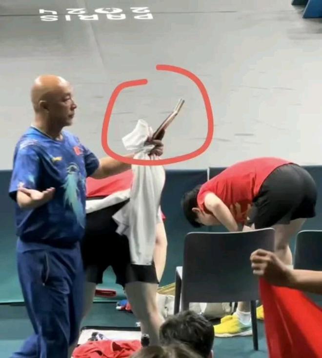 爆笑！王楚钦上厕所都有固定坑位 暗示：奥运球拍被踩是人为故意(图3)