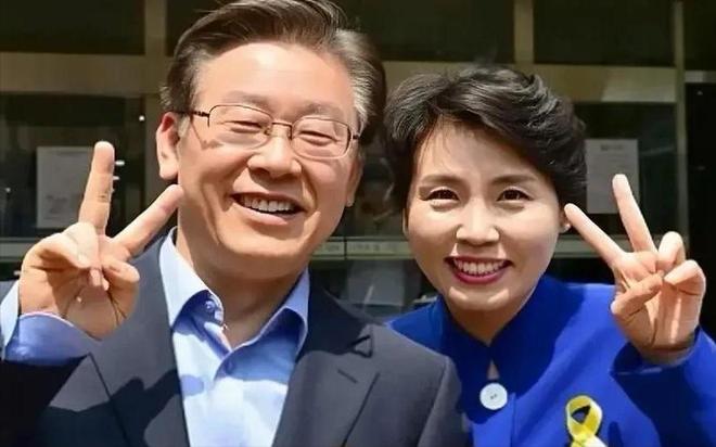 李在明和老婆一起亮相新的第一夫人叫金惠景比金建希温柔漂亮(图4)