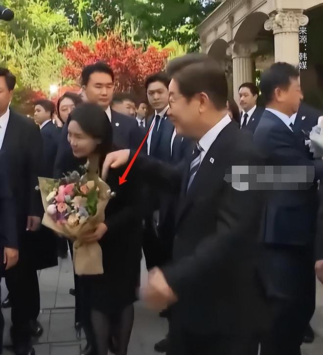 李在明和老婆一起亮相新的第一夫人叫金惠景比金建希温柔漂亮(图5)