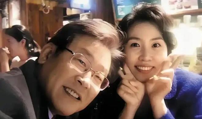 李在明和老婆一起亮相新的第一夫人叫金惠景比金建希温柔漂亮(图8)