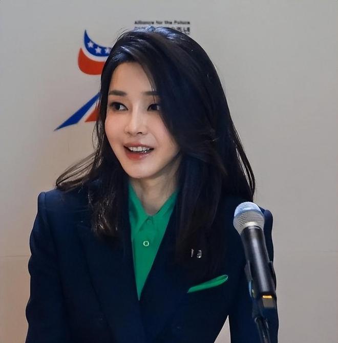 李在明和老婆一起亮相新的第一夫人叫金惠景比金建希温柔漂亮(图15)