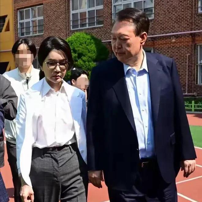 李在明和老婆一起亮相新的第一夫人叫金惠景比金建希温柔漂亮(图19)
