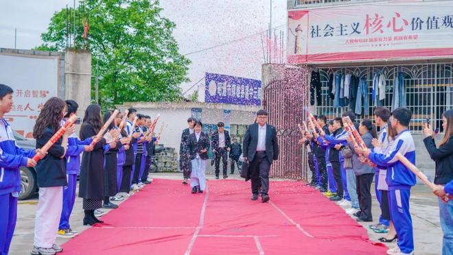 历经1年他们回来啦！镇雄这所高中将正式开启…(图1)