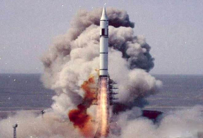 央视曝光东风-5型洲际导弹：射程横跨太平洋可发送400万吨核弹(图2)