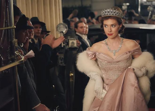 御姐女星“白寡妇”新片宣传礼上显孕肚！(图3)